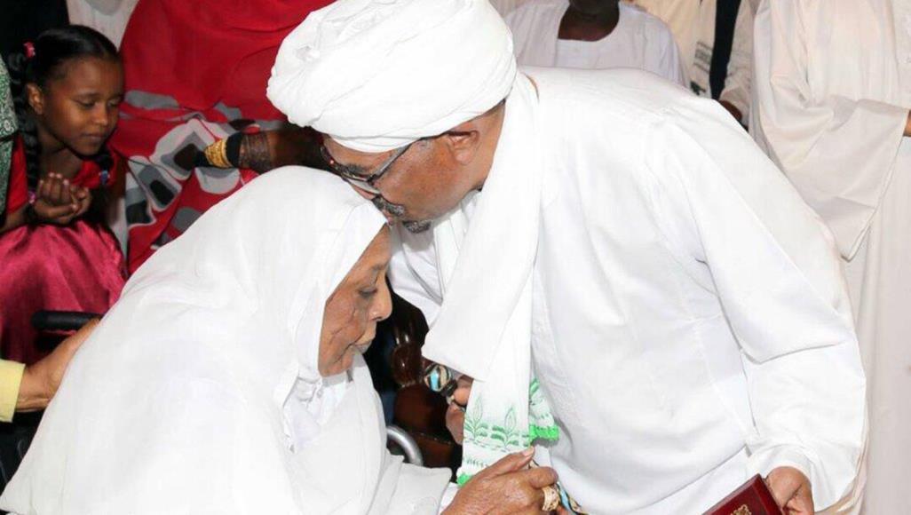 الرئيس السوداني المعزول عمر البشير ووالدته الراحلة
