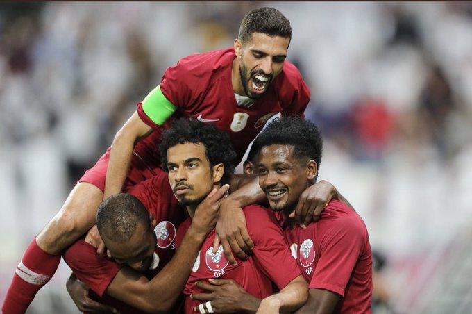لاعبون من المنتخب القطري خلال الاحتفال بأحد الأهداف في مرمى الإمارات