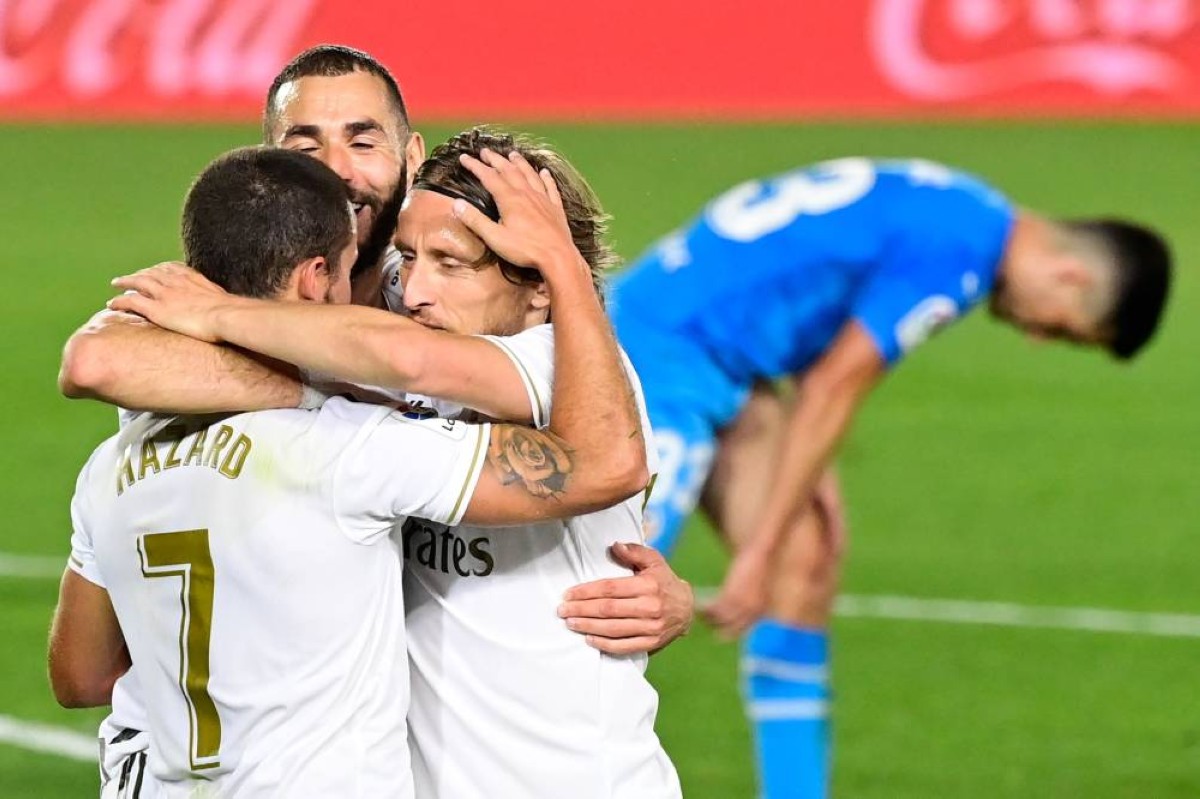 ريال مدريد يحتفل بالتسجيل ضد فالنسيا