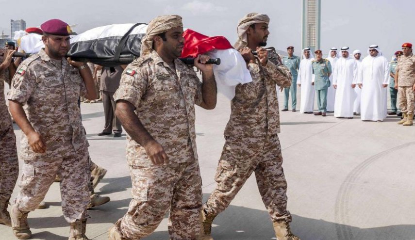 جنود إماراتيون يشيعون زميلاً لهم قتل بحرب اليمن