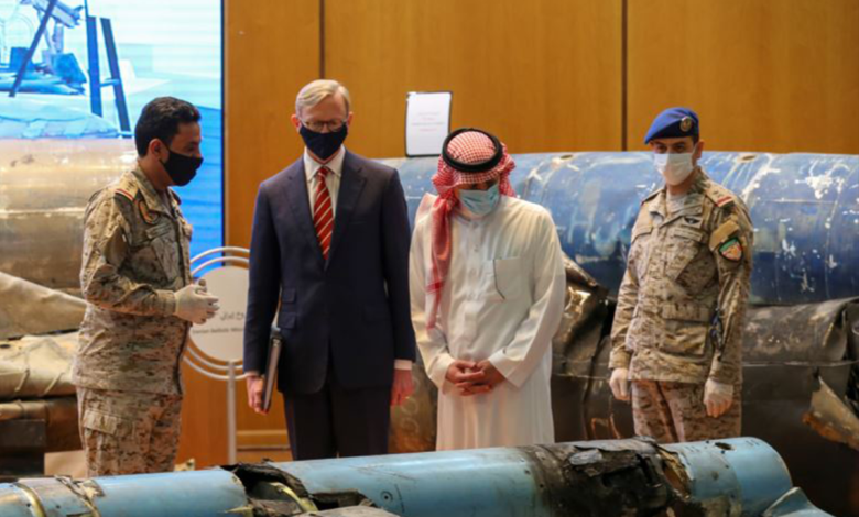 وزير الدولة السعودي للشؤون الخارجية عادل الجبير (الثاني من اليمين) والممثل الأمريكي الخاص لإيران بريان هوك (الثاني من اليسار)