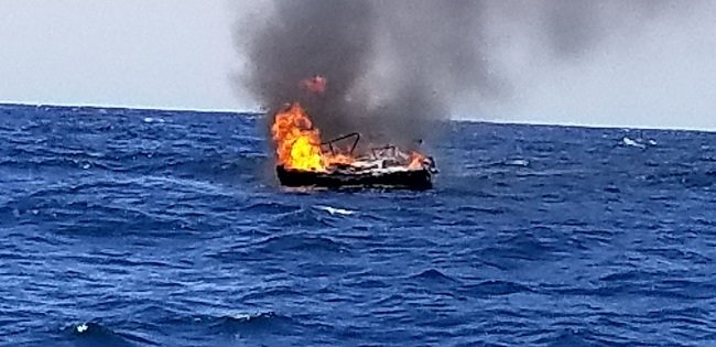 صورة تعبيرية لقارب مشتعل في عرض البحر