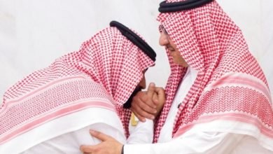 ولي العهد الحالي الأمير محمد بن سلمان يقبل يد ولي العهد السابق الأمير محمد بن نايف