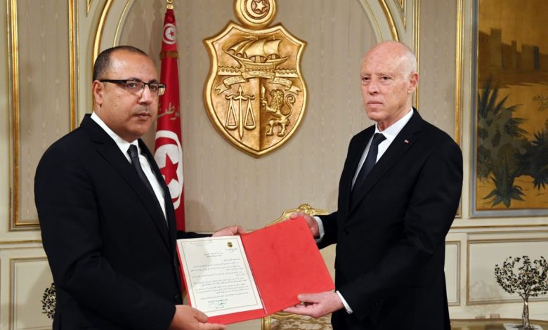 الرئيس التونسي قيس سعيد يسلّم رئيس الوزراء الجديد هشام المشيشي كتاب التكليف