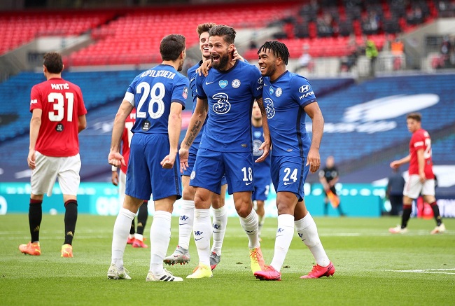 لاعب تشيلسي جيرو أثناء احتفاله بالهدف الأول