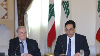 رئيس الوزراء اللبناني حسان دياب (إلى اليمين) يتحدث خلال اجتماع في بيروت