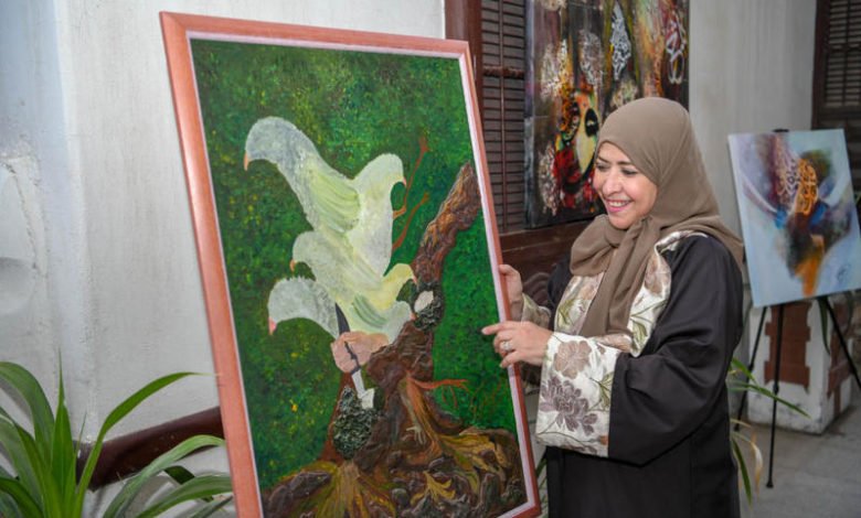 سلوناس داغستاني فنانة تشكيلية سعودية