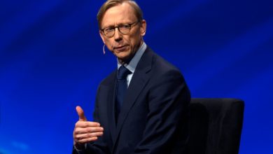 المبعوث الأمريكي الخاص لإيران بريان يحث على إنهاء النزاع الخليجي