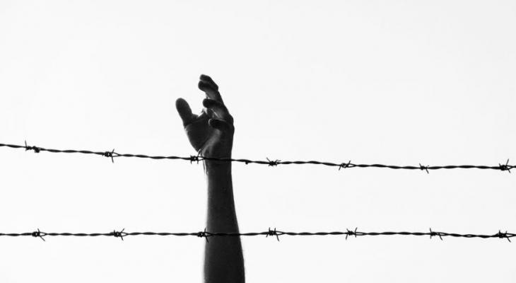 يعيش الأسرى الفلسطينيين أوضاع صعبة داخل السجون الاسرائيلية