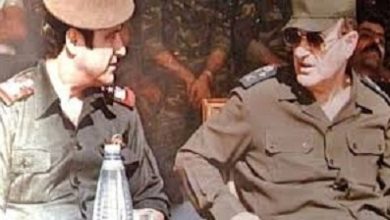 رفعت الأسد(يسار) إلى جانب شقيقه حافظ