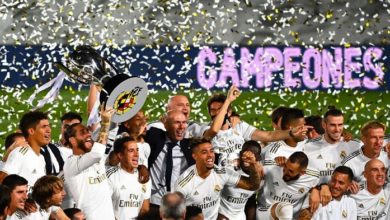 لاعبو ريال مدريد يحتفلون بلقب الدوري الإسباني ال 34 في تاريخ النادي عقب فوزهم على فياريال