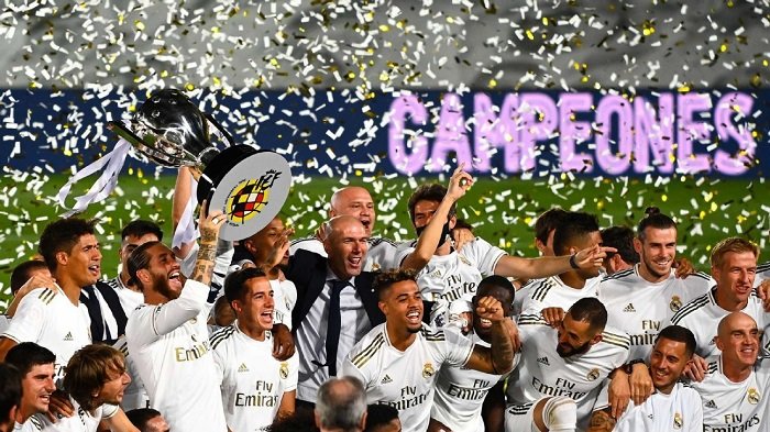 لاعبو ريال مدريد يحتفلون بلقب الدوري الإسباني ال 34 في تاريخ النادي عقب فوزهم على فياريال
