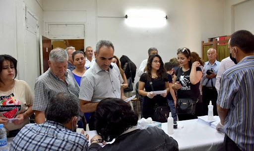 صورة واردة من أحد مراكز الإقتراع وسط تفشي فايروس كورونا