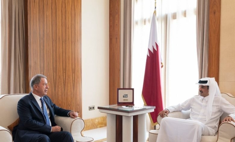 جانب من لقاء أمير قطر و وزير الدفاع التركي خلوصي أكار في الدوحة