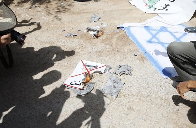 محتجون يحرقون صور بن زايد أمام سفارة الإمارات بتونس