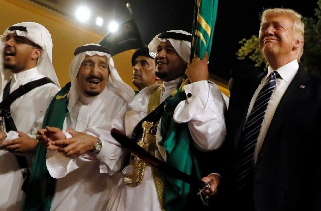 “فورين بوليسي” كشفت أن الرئيس دونالد ترامب رفض مقترحًا من العاهل السعودي