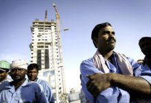 عدد من العمال الباكستانيين في الإمارات