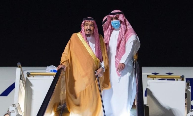 لحظة وصول الملك سلمان إلى نيوم