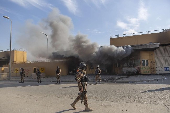 السفارة الأمريكية في بغداد تبحث إغلاق أبوابها