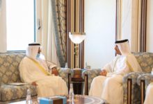 جانب من اجتماع الأمين العام لمجلس التعاون الخليجي برئيس الوزراء القطري في الدوحة