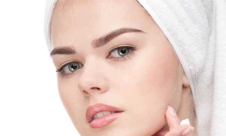 أسباب حساسية الوجه بعد الشمع وطرق علاجها
