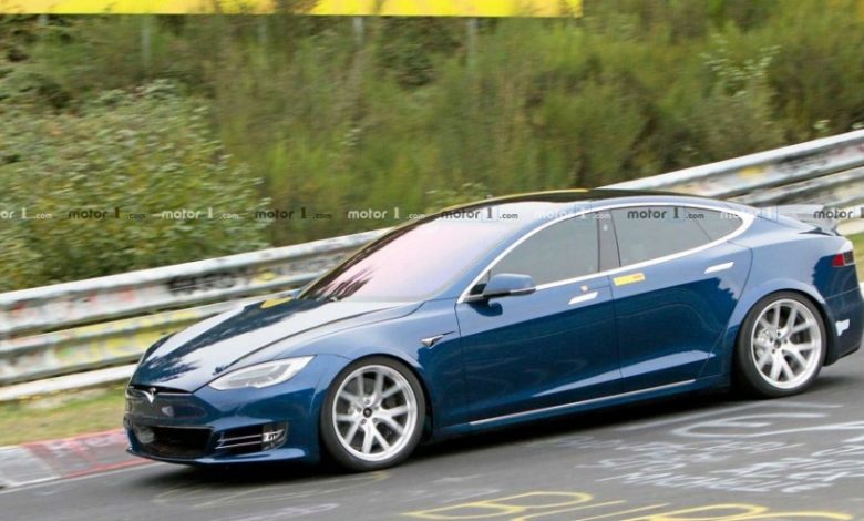 سيارة تيسلا من طراز Model S Plaid
