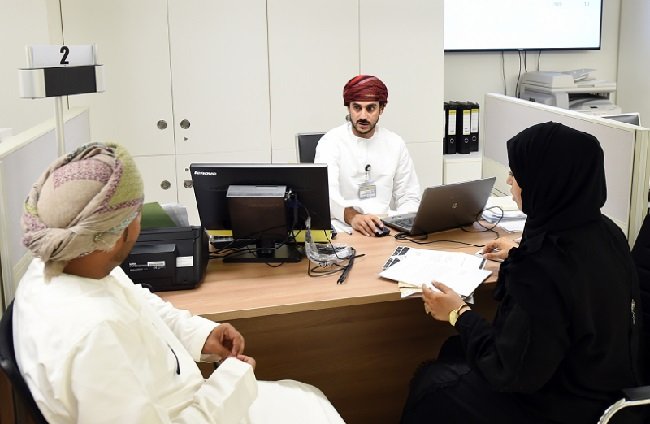 بحث إحلال العمانيين بدل الأجانب بالمؤسسات الحكومية‎