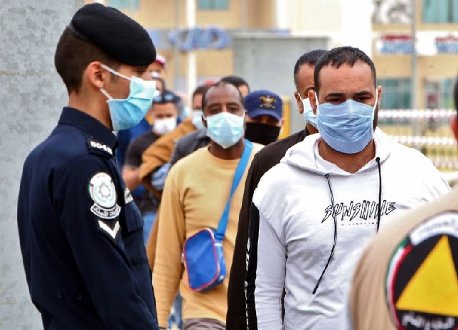 الكويت تبعد 13 ألف من المقيمين في أقل من عام