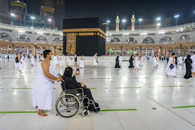 أول أفواج المعتمرين تبدأ أداء مناسك العمرة في المسجد الحرام بعد توقف دام 7 أشهر