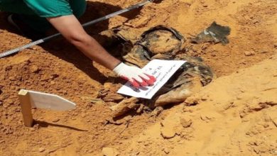 حفتر يواجه قضية بسبب جرائمه في شرق ليبيا واكتشاف مقابر جماعية خلفتها قواته غرباً في ترهونة