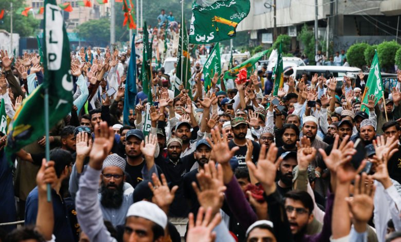 تظاهرة في باكستان استنكارًا لنشر رسوم مسيئة للنبي محمد في فرنسا