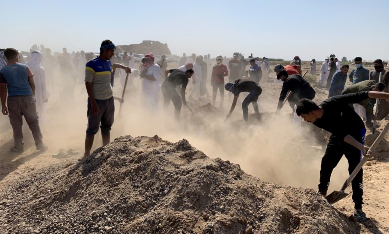 دفن عراقيين سُنة أُعدموا على يد ميليشيات شيعية في محافظة صلاح الدين وسط العراق