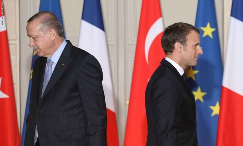 على خلفية الإساءة للإسلام.. أردوغان: ماكرون بحاجة لاختبار عقلي.. وباريس تستدعي سفيرها