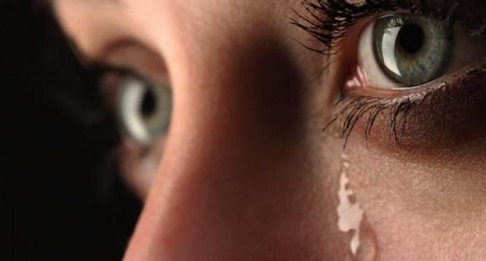 فوائد البكاء وأنواع الدموع التي يفرزها الإنسان