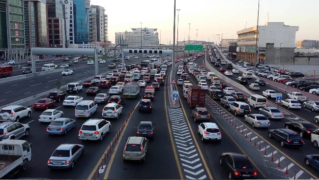 دبي تطلق برنامج يمكّن العاملين عن بُعد الإقامة المدينة سنة كاملة