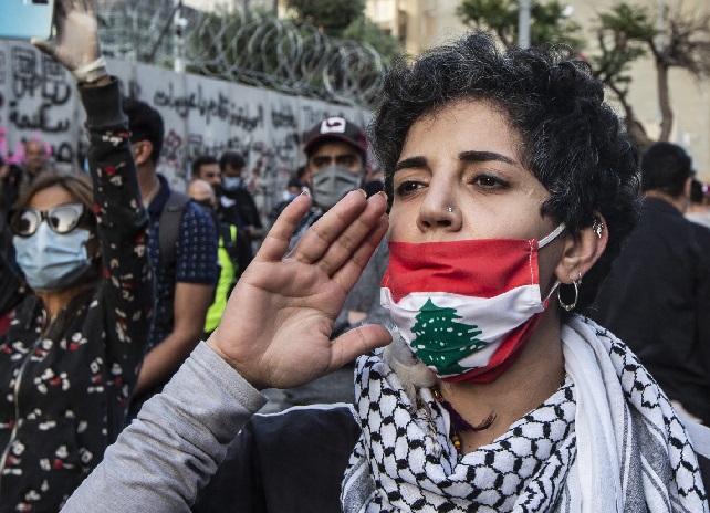أصيب نظام لبنان المالي بالشلل منذ العام الماضي