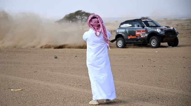 جرّمت المحكمة لجين الهذلول بموجب المادة 43 من القانون، والتي تتضمن السعي إلى تغيير النظام الأساسي للحكم