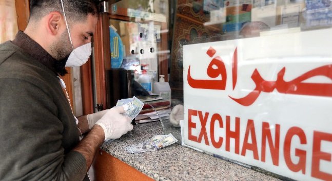 مصرف لبنان: لا عودة لتثبيت سعر الليرة أمام الدولار