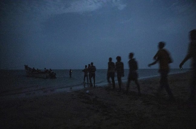 مقتل 80 مهاجرًا غرقًا في البحر الأحمر