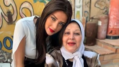 رضوى الشربيني تودع والدتها إلى مثواها الأخير بسبب فيروس كورونا