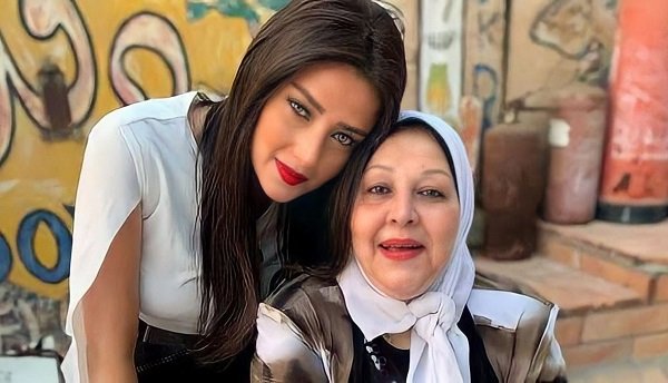 رضوى الشربيني تودع والدتها إلى مثواها الأخير بسبب فيروس كورونا