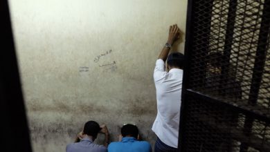 معتقل مصري يشكو التعذيب والاعتداء الجنسي فاعتقلوا عائلته