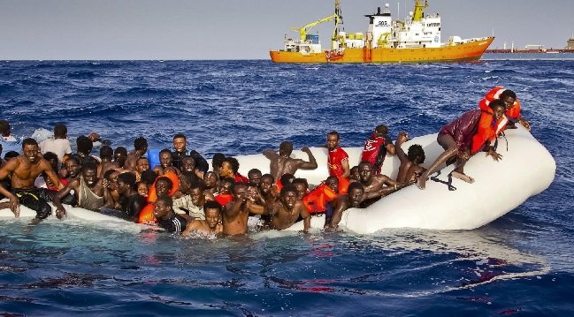 270 مهاجرًا تقطعت بهم السبل في البحر المتوسط