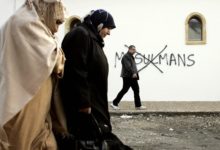 مخربون يخطون شعارات معادية للإسلام على جدار مسجد بفرنسا