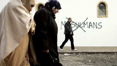 مخربون يخطون شعارات معادية للإسلام على جدار مسجد بفرنسا