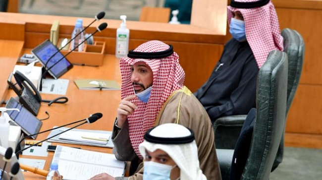 نواب المعارضة الكويتية يأخذون مقاعد الوزراء في احتجاج برلماني
