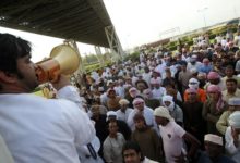 العمانيون يتظاهرون ضد الفساد لليوم الرابع