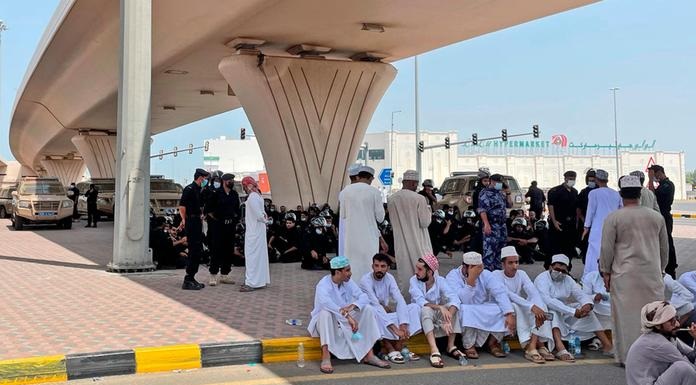 سلطنة عُمان تفرض رسوم على العمال الوافدين بدءًا من يونيو