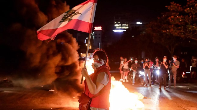 استمرار الاحتجاجات في لبنان مع انهيار الليرة