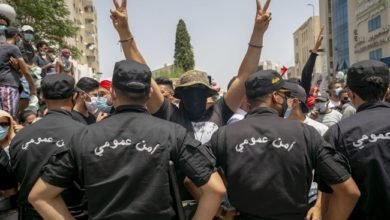 مسيرات خارج البرلمان بعد استحواذ الرئيس على السلطة